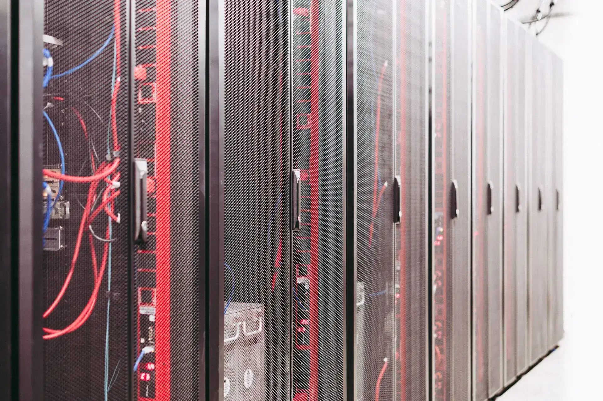 Tecnico tra i rack di un data center durante un controllo dell’infrastruttura