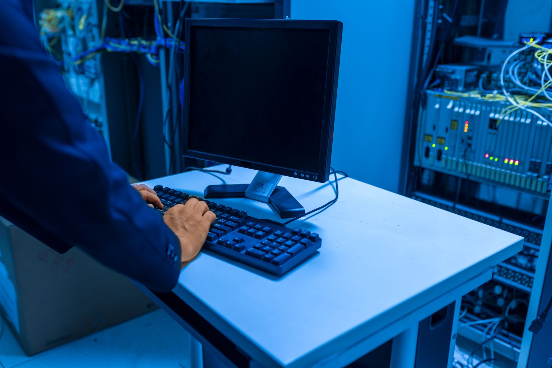 Tecnico al lavoro su una postazione informatica durante un intervento