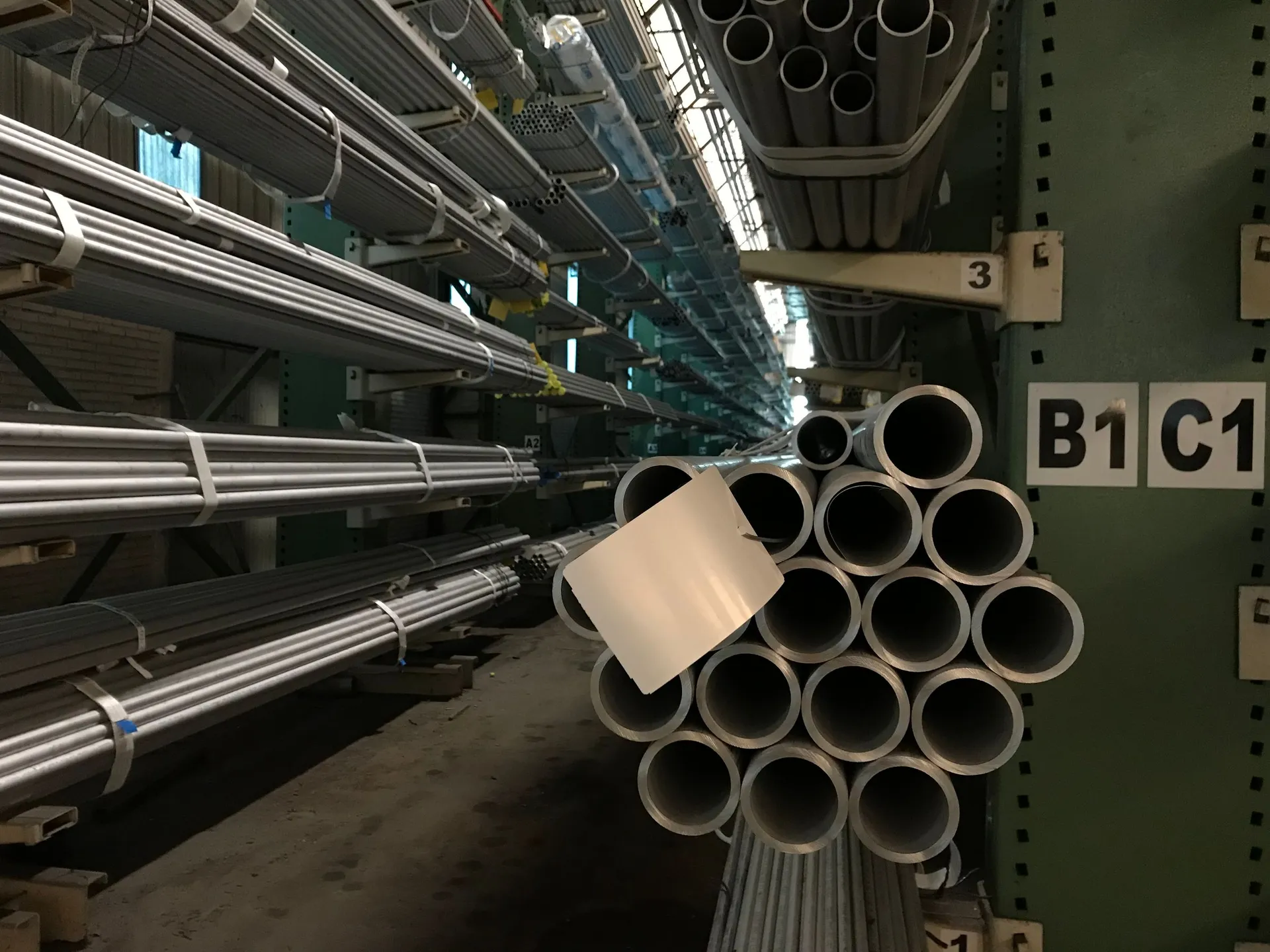 Materiali metallici ordinati in un'area di stoccaggio industriale