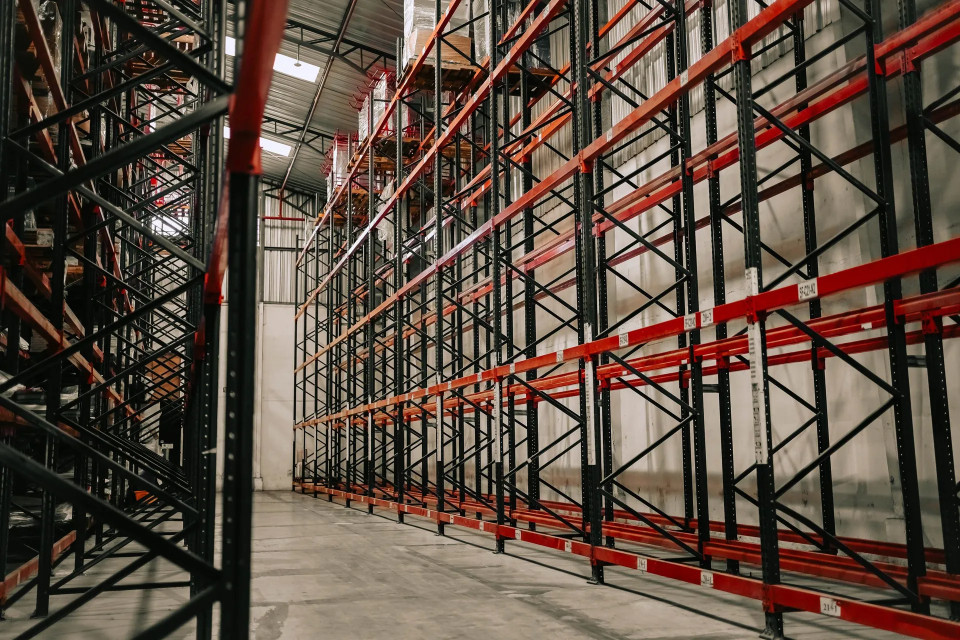 Interno di un magazzino industriale con scaffalature metalliche